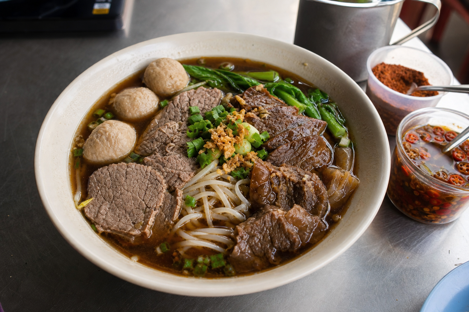 ก๋วยเตี๋ยวลูกชิ้นเนื้อพร้อมพริกน้ำส้ม